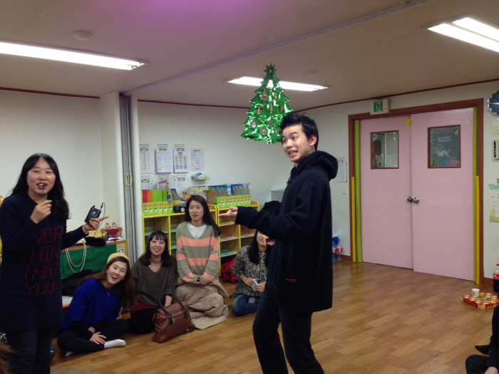 [12.12.23]성탄파티_2부15.JPG